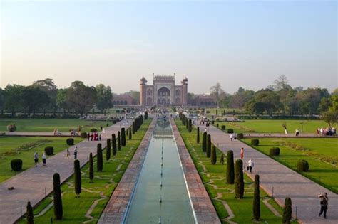 Avoid visiting the taj mahal on fridays taj mahal is normally open to visitors from 6 am to 7 pm every day, except on fridays (as it remains closed for prayers). Top tips for visiting the Taj Mahal