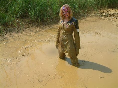 pin auf muddy girl
