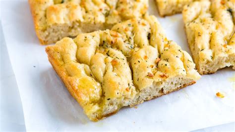 Focaccia is one of many italian traditions! Easy Focaccia Bread Recipe with Garlic and Herbs - How to ...