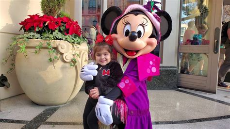 Meeting Minnie Mouse With Hugs And Kisses At Disneyland California