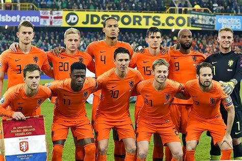 Een sportploeg van elf spelers, meestal een voetbalelftal. Spelers Nederlands elftal komen met donatie aan vrijwilligersplatform - Voetbal International