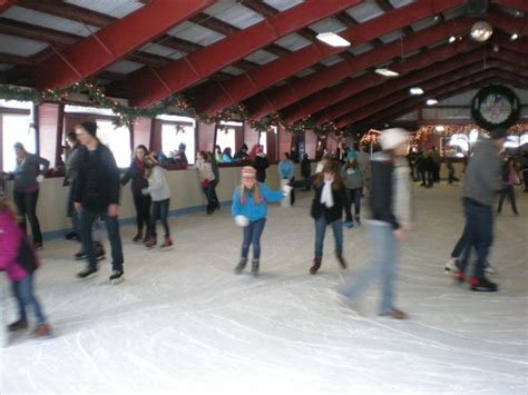 This Barn Ice Skating Rink In Northern California Is Enchanting