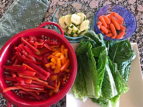 Get tips on how to arrange the vegetables in a wreath shape. Turkey Veggie Tray | Healthy Thanksgiving Recipe | Desert ...