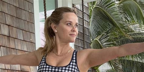 Reese Witherspoon Flaunts Her Toned Abs In Sports Bra And Leggings In New Video