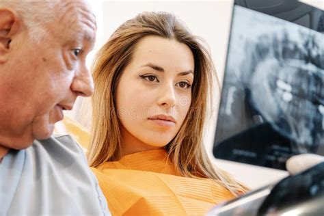 Dentista Que Habla Con El Paciente Sobre Dolor De Muelas Imagen De