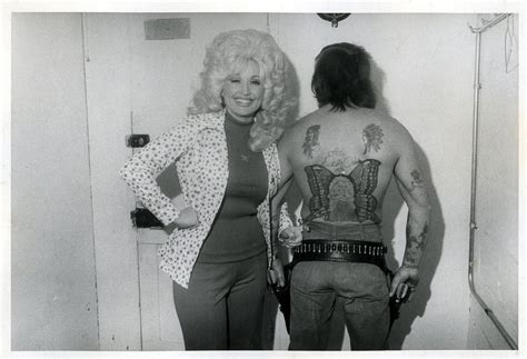 20 beautiful portrait photos of dolly parton in the 1970s