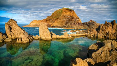 The city lies along the douro river, 2 miles (3 km) from the river's mouth on the atlantic ocean and 175 miles (280 km) north of lisbon. Porto Moniz - Madeira - Portugal | VakantiePortugal.nl