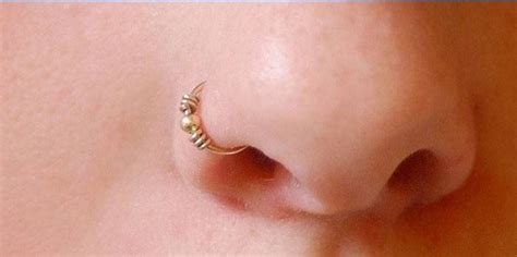 Piercing al naso: come scegliere un anello o un orecchino, come