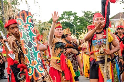 Keunikan Suku Dayak Jadi Festival Budaya Di Palangkaraya Read Id