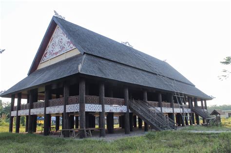 Pada bagian gevel ditambahi dengan teritis kemiringan curam. KEBUDAYAAN SUKU DAYAK DI KALIMANTAN TIMUR: LAMIN/ RUMAH ...