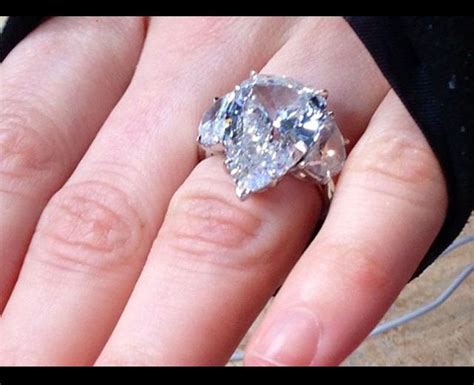 Avril Lavignes Ring From Husband Chad Kroeger Celebrity Rings Celebrity Engagement Rings
