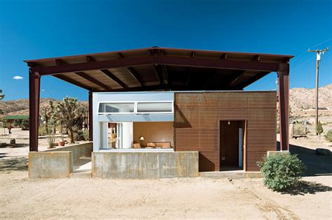 Designed to resemble a shadow, this desert house by oller & pejic features black walls, so that it is easy to rest the eyes on when the sunlight. Operation Desert Shed - Dwell