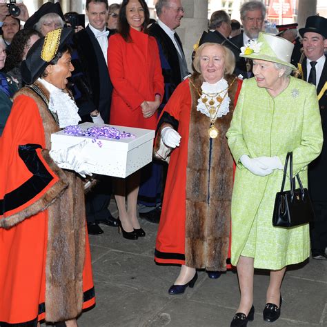 Aniversário Da Rainha Elizabeth Ii é Aplaudida Pelas Ruas De Windsor