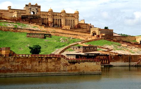 10 Most Popular Historical Forts In India With