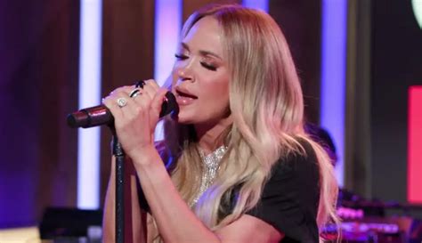 Carrie Underwood Performs MotÖrheads Ace Of Spades Cover As She