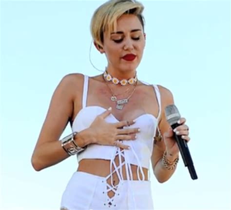Miley Cyrus Nip Slip Singer Has Wardrobe Malfunction At Iheartradio
