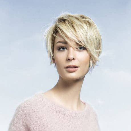 Du très court, du naturel et de la frange… si vous avez les cheveux mi longs, il peut y avoir deux types de jours : Coupe de cheveux mi court femme 2016
