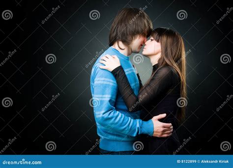 Jeune Bel Embrassement De Couples Image Stock Image Du Attrayant Robe 8122899