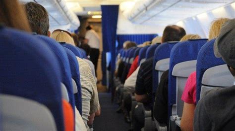 Beri Surat Dengan Cara Aneh Pada Wanita Di Pesawat Pria Ini Jadi Viral Di Medsos Tribun Travel