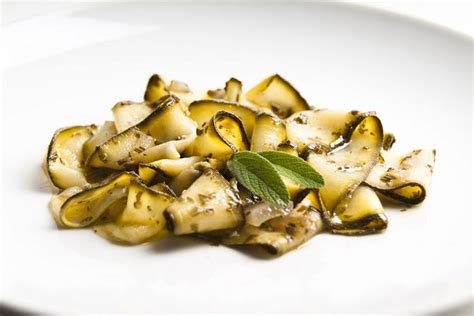 Le zucchine finemente affettate possono anche venire cucinate in carpione e servite come antipasto. Come fare le zucchine in carpione: una delizia! | Ricetta ...