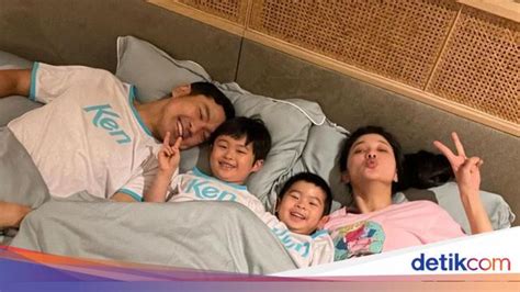 Ultah Ke 40 Sandra Dewi Perlihatkan Pose Tidur Dengan Suami Dan Anak