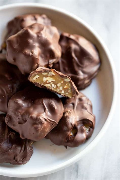 4 cups chopped pecans (453g) · 18 ounces soft caramels, such as kraft (518g) · 2 tablespoons water (30 ml) · 2 cups 60% cacao chocolate chips (346g) . Kraft Caramel Recipes Turtles / Milk Chocolate Caramel Oat ...
