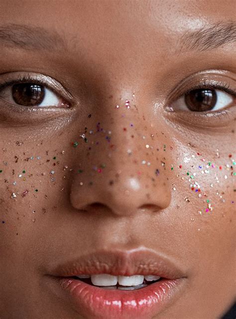 „glitter Freckles“ Sind Das Neue Ding And So Vielfältig Ist Der Trend Umzusetzen Refinery29