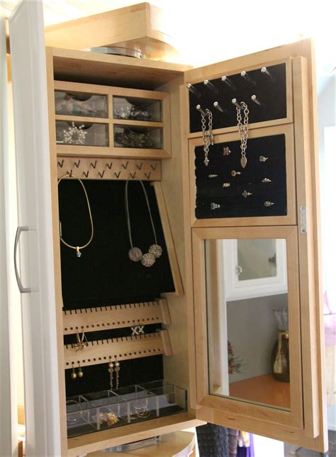 Steht auf drei kleinen füßchen. Clever Jewelry Storage Ladies Jewelry Armoire Several Hinged