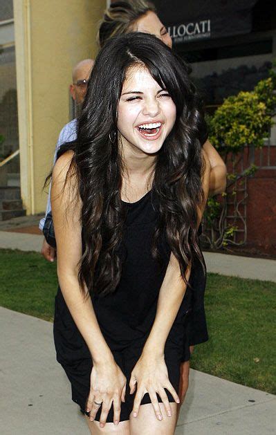 Selena Gomez Funny Photos Funny And Amazing Images 052511 Best Funny