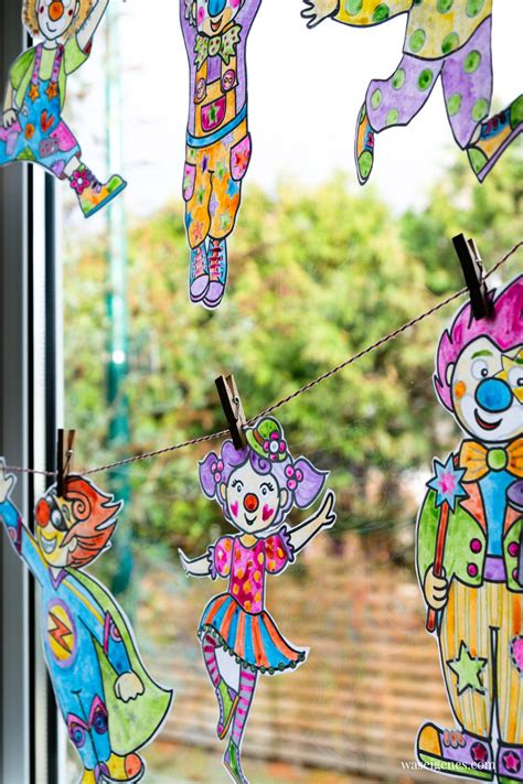 Ausmalbilder für kreidemaler am fenster / : Fröhliche Fensterdeko: DIY Bunte Clowns-Girlande