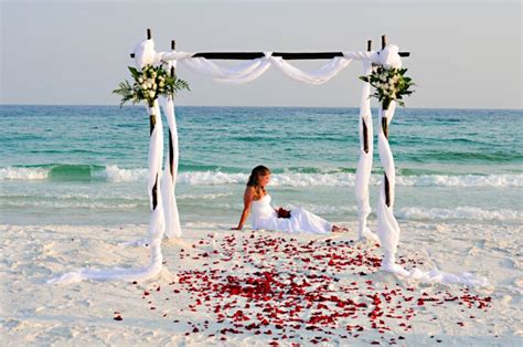 Plan a beach wedding in florida. Decoration Ideas for the Beach Wedding | WeddingElation