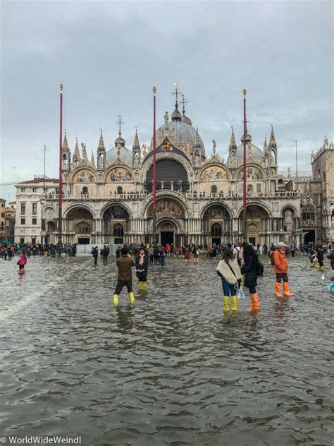Hochwasser Acqua Alta Auf Dem Markusplatz In Venedig Am November My