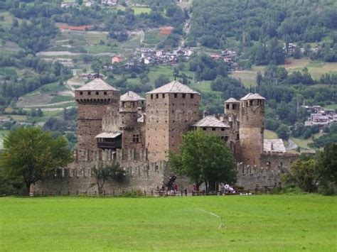 Castello Di Fénis Un Gioiello Medievale Immerso Nella Bellezza