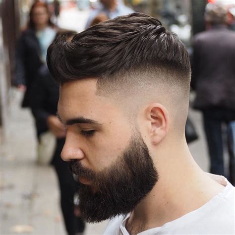 Lista Foto Hombres Con Barba Y Pelo Largo Mirada Tensa