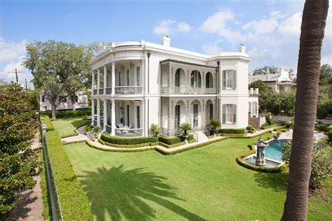 Pin By Catherine Pilie On Mansions And Palaces New Orleans Homes New