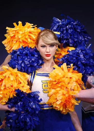 Taylor Swift Cheerleader Di Cera In Tacchi A Spillo Photogallery