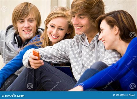 Anni Dell Adolescenza Con Il Cellulare Immagine Stock Immagine Di