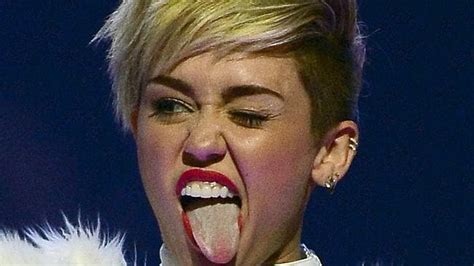 Dentists Weigh In On Why Miley Cyrus S Tongue Is So White