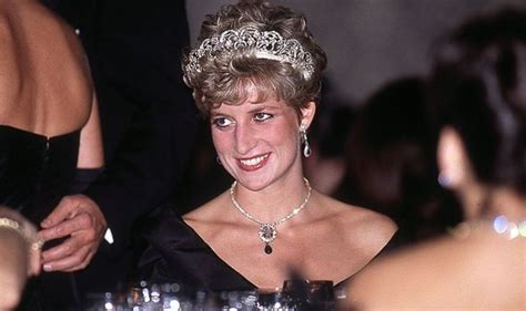 Princess Diana Visibly Blushed As She Danced With Neil Diamond At