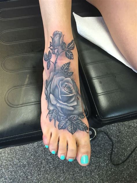 Rosary rose shine tattoo on side rib for men. Pin van Krista op Tattoos | Tatoeage ideeën, Beentatoeages ...
