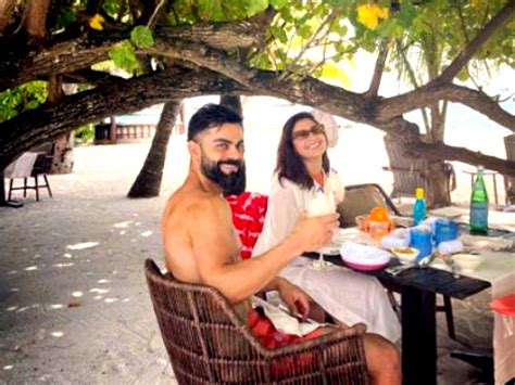 virat kohli dropped the post of their beach vacation and captioned it with a heart emoji समंदर