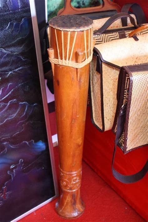 Bagian badan panting terbuat dari kayu rawali, batang nangka kayu pulantan. Alat Musik Kalimantan Tengah | Hisyam's Blog