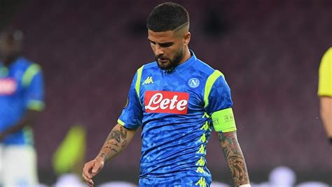 Insignia or in·sig·ni·as also in·sig·nes 1. Napoli, i fischi, il cambio, il gelo con Ancelotti. Ora ...