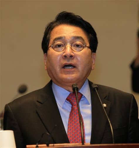 국민의힘 소속 심재철 전 의원과 종친이며 사석에서는 친하게 지내는 사이라고 한다.# 둘 다 운동권 출신이라는 점을 생각해본다면 놀라울 것도 없는 일.17. 검찰, '예산정보 무단유출 의혹' 심재철 의원실 압수수색 ...