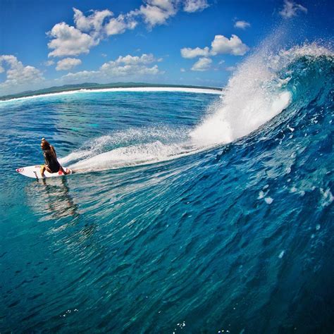 alana blanchard gopro moment via the surf life so cool i want to do that