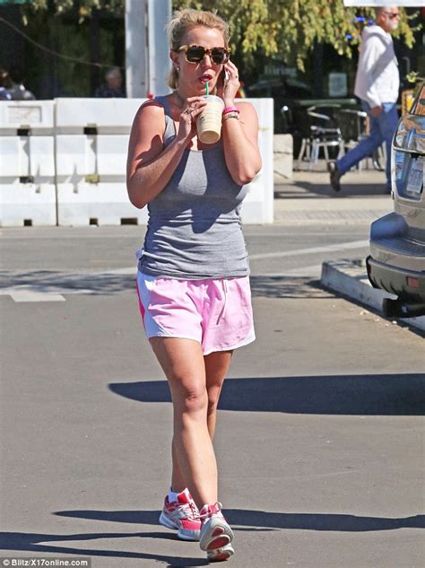 Britney Spears Puts Her Toned Physique On Display In Workout Gear Daily Mail Online