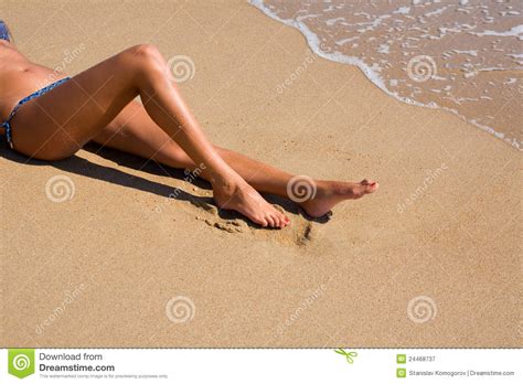 Junge Frau Im Bikini Auf Strand Stockbild Bild Von Sand Platz 24468737