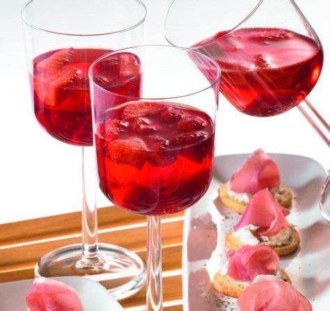 Eis, lillet, vertschi, und pfefferminzblätter in ein champagnerglas geben und darin servieren. Rote Erdbeer-Bowle | Rezept | Erdbeer bowle, Bowle rezept ...