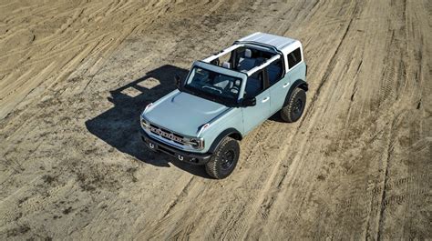 2021 Ford Bronco Heres How You Remove The Hardtop Front Panels And