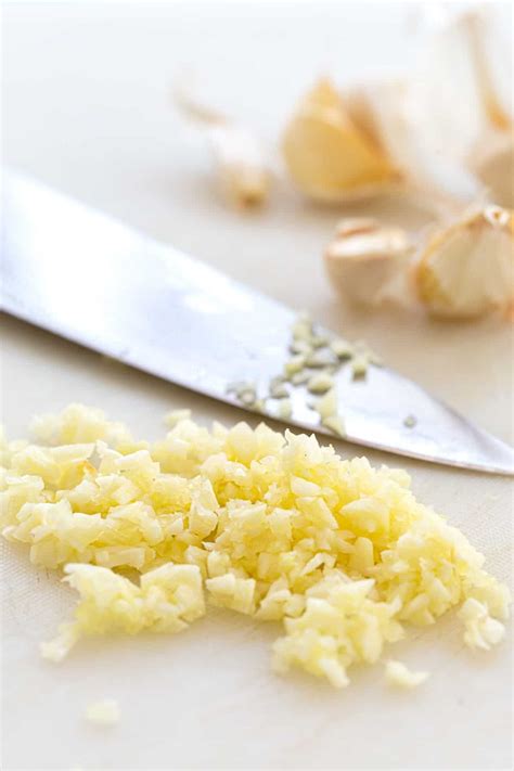 How To Peel And Mince Garlic Recipe Recipes Cooking Minced Garlic